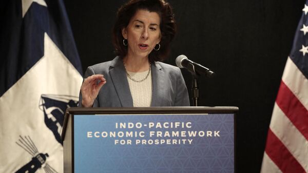 A secretária de Comércio dos EUA, Gina Raimondo, fala na coletiva de imprensa de encerramento da reunião ministerial do Marco Econômico Indo-Pacífico em Detroit, Michigan, em 27 de maio de 2023 - Sputnik Brasil