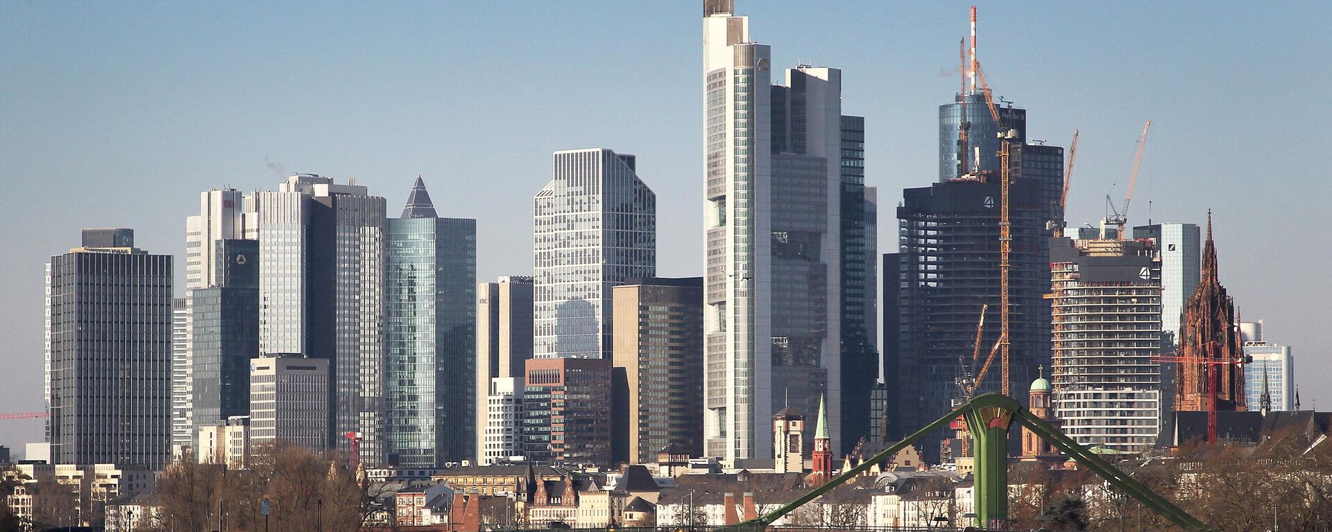 Panorama de prédios altos no distrito financeiro e comercial central de Frankfurt am Main, Alemanha, 7 de fevereiro de 2023 - Sputnik Brasil, 1920, 27.05.2023