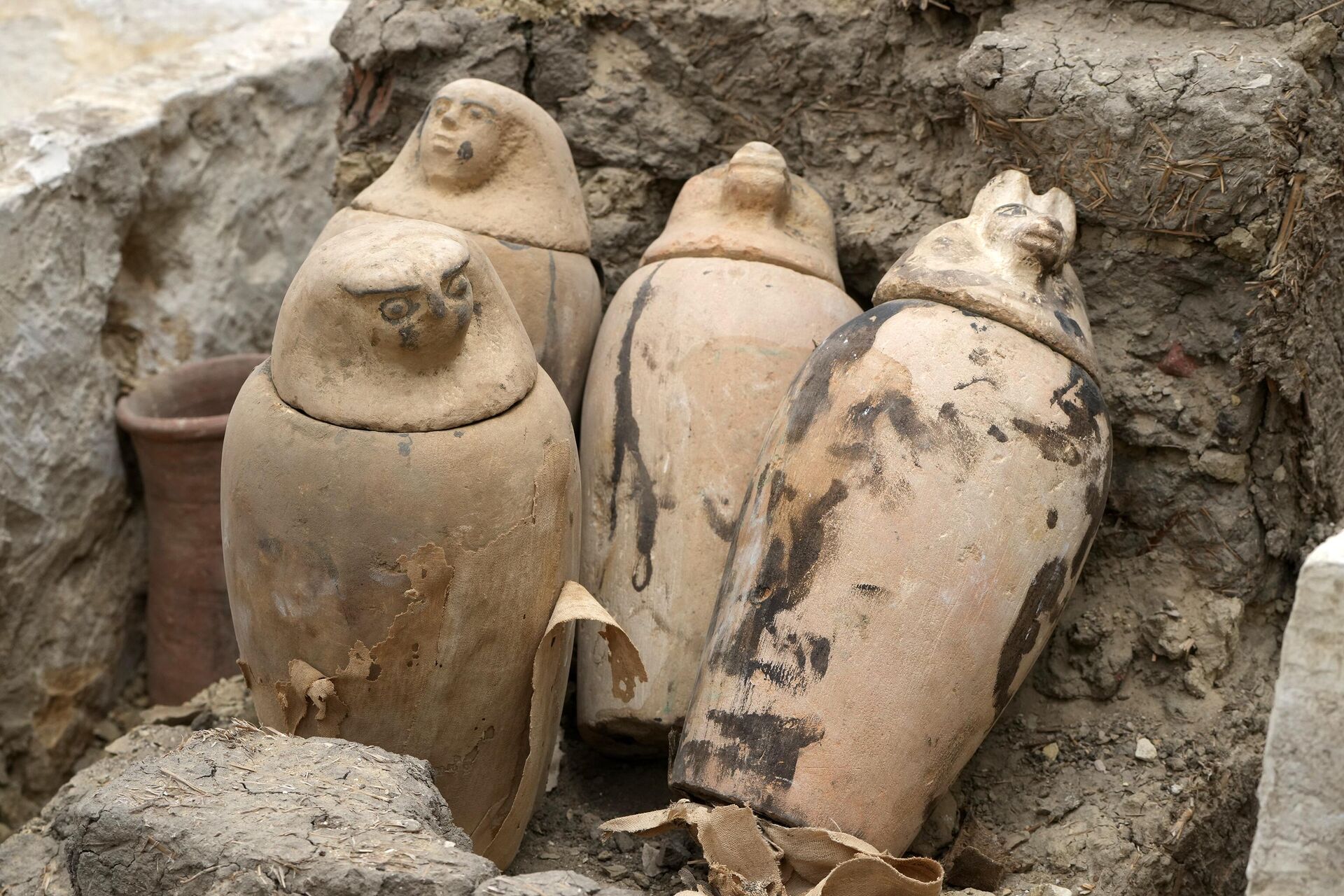 Tumbas e oficinas de mumificação de 2.500 anos são descobertas no Egito - Sputnik Brasil, 1920, 28.05.2023