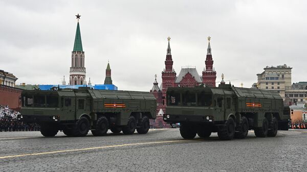 Sistemas de mísseis táticos Iskander-M pertencentes à 12ª Brigada de Foguetes da Guarda durante desfile na Praça Vermelha, 9 de maio de 2021 - Sputnik Brasil