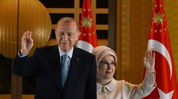 Presidente turco reeleito Recep Tayyip Erdogan e sua esposa Emine Erdogan na praça em frente ao Palácio Presidencial em Ancara. - Sputnik Brasil