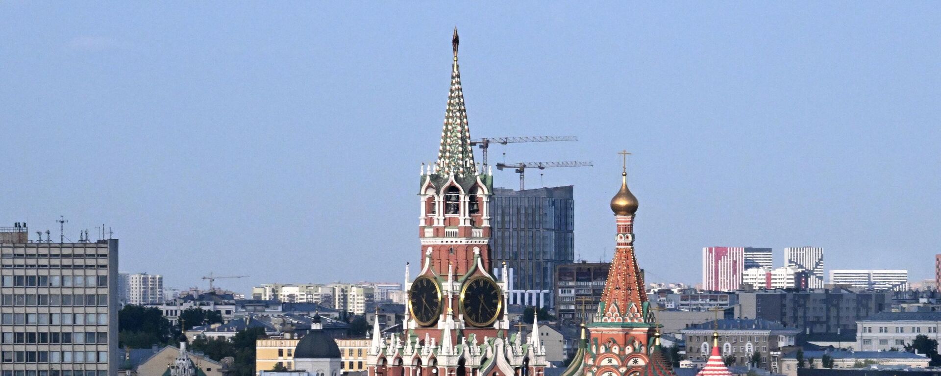 Ao centro, a Torre Spasskaya, do Kremlin de Moscou - Sputnik Brasil, 1920, 24.06.2023