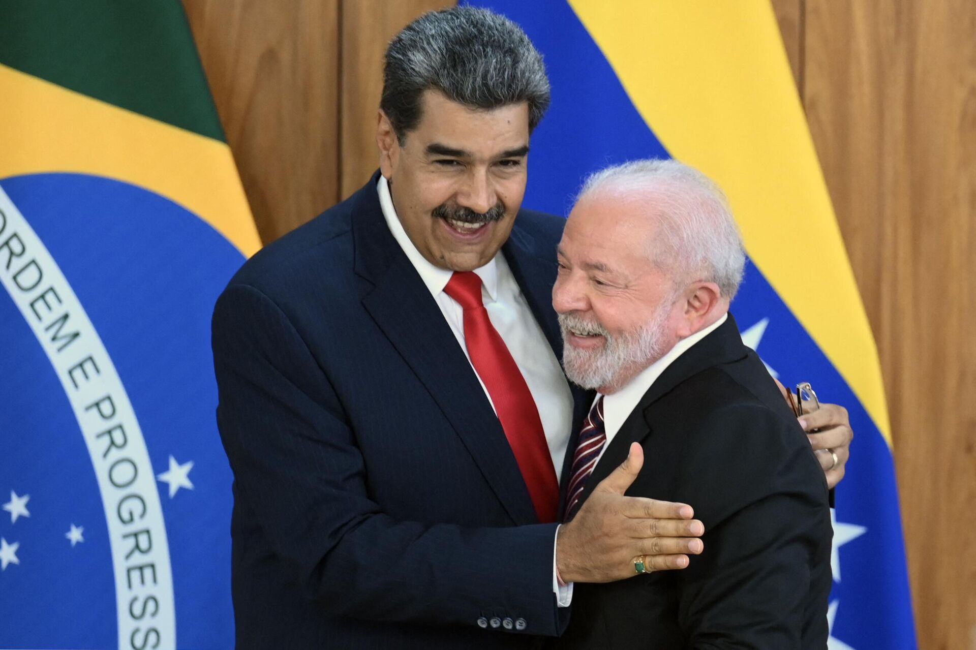O presidente da Venezuela, Nicolás Maduro (à esquerda), e o presidente do Brasil, Luiz Inácio Lula da Silva (à direita), se cumprimentam após coletiva de imprensa conjunta no Palácio do Planalto, em Brasília, em 29 de maio de 2023 - Sputnik Brasil, 1920, 31.05.2023