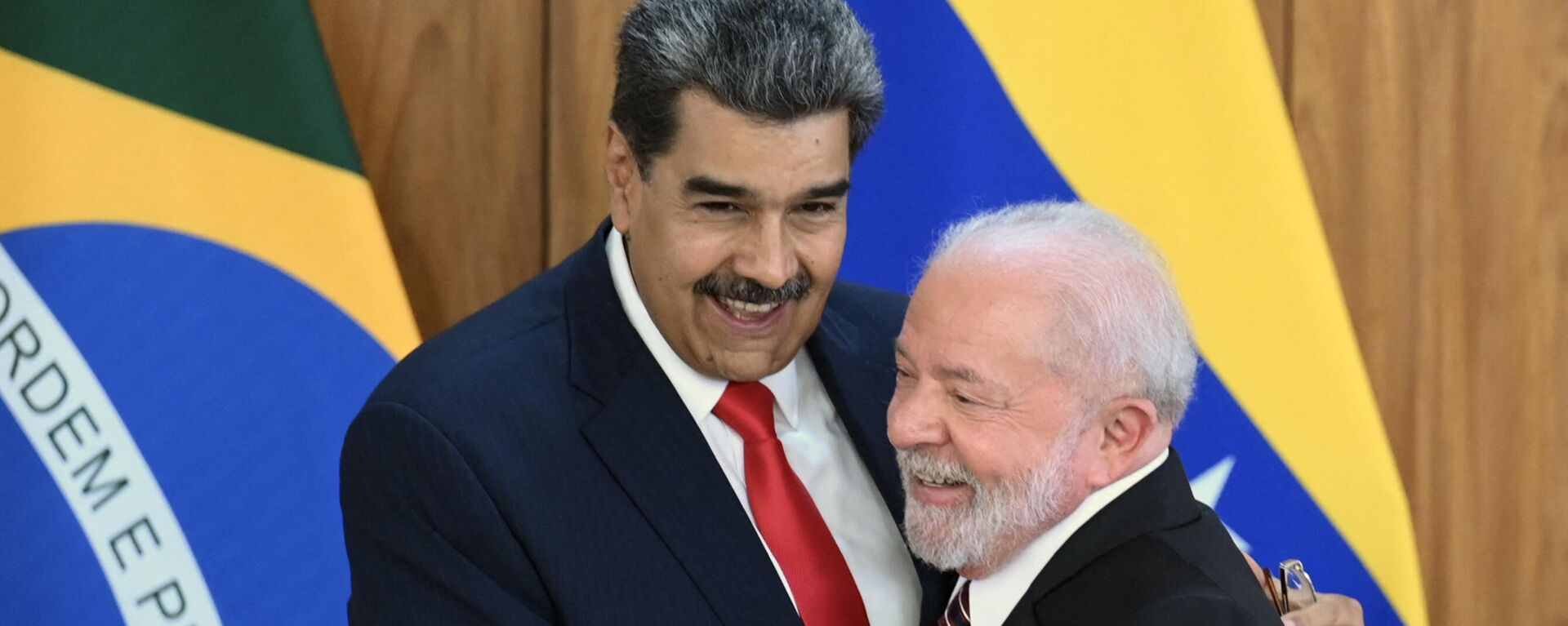 O presidente da Venezuela, Nicolás Maduro (à esquerda), e o presidente do Brasil, Luiz Inácio Lula da Silva (à direita), se cumprimentam após coletiva de imprensa conjunta no Palácio do Planalto, em Brasília, em 29 de maio de 2023 - Sputnik Brasil, 1920, 29.05.2023