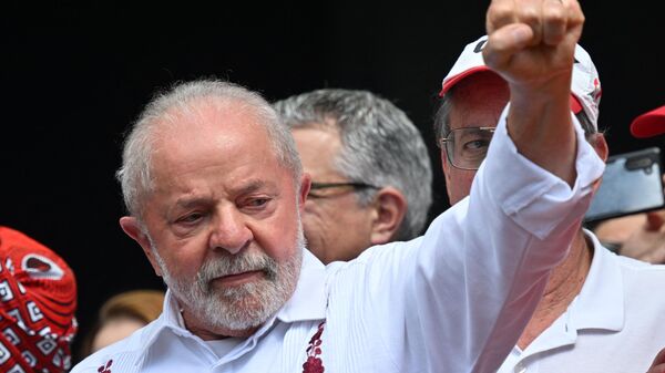 O presidente brasileiro Luiz Inácio Lula da Silva ergue o punho durante uma manifestação do Dia do Trabalho (Dia do Trabalho) para marcar o dia internacional dos trabalhadores em São Paulo, Brasil, em 1º de maio de 2023 - Sputnik Brasil