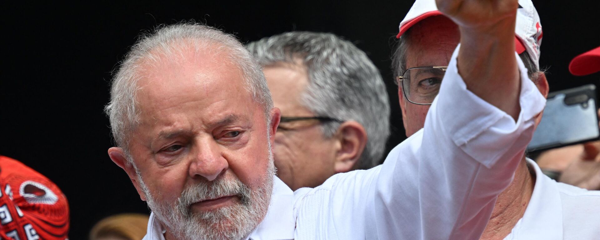 O presidente brasileiro Luiz Inácio Lula da Silva ergue o punho durante uma manifestação do Dia do Trabalho (Dia do Trabalho) para marcar o dia internacional dos trabalhadores em São Paulo, Brasil, em 1º de maio de 2023 - Sputnik Brasil, 1920, 29.05.2023