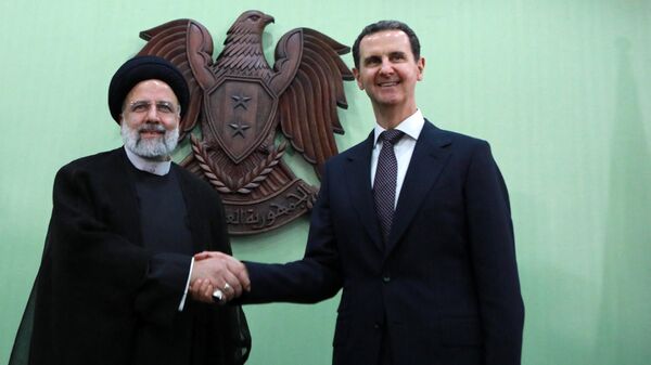 Ebrahim Raisi e Bashar al-Assad, presidentes do Irã e da Síria (à esquerda e à direita, respetivamente), apertam mãos em Damasco, Síria, 3 de maio de 2023 - Sputnik Brasil