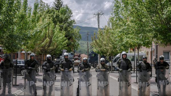 Soldados da OTAN e a polícia militar internacional protegem a área perto de Zvecan, norte de Kosovo, um dia após confrontos com manifestantes sérvios exigindo a remoção de prefeitos albaneses recém-eleitos, em 30 de maio de 2023 - Sputnik Brasil