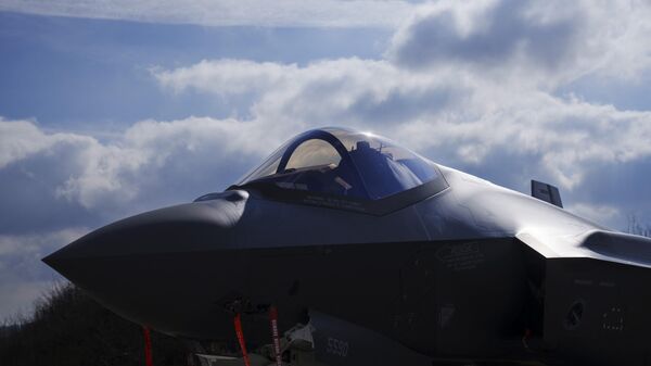 Um caça F-35 dos EUA é retratado durante um evento da Força Aérea dos EUA visitando cinco caças F-35 dos EUA na base aérea dinamarquesa Fighter Wing Skrydstrup em Jutland, Dinamarca, em 10 de março de 2023 - Sputnik Brasil