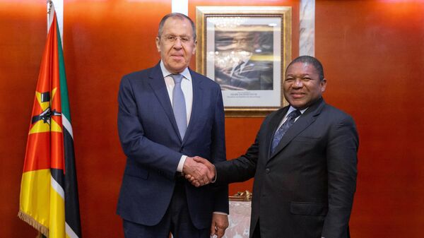 Ministro das Relações Exteriores da Rússia Sergei Lavrov e presidente moçambicano Filipe Nyusi durante encontro em Maputo - Sputnik Brasil