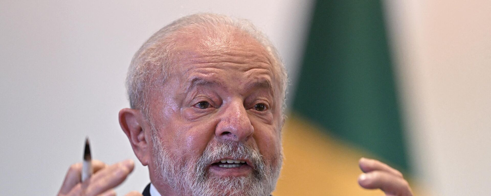 O presidente brasileiro Luiz Inácio Lula da Silva fala à imprensa após uma cúpula de líderes sul-americanos, no Palácio do Itamaraty, em Brasília, em 30 de maio de 2023 - Sputnik Brasil, 1920, 31.05.2023