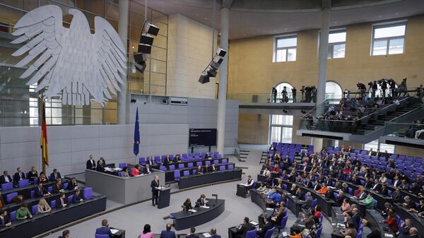 Visão geral tomada como o chanceler alemão Olaf Scholz (C) discursa no Bundestag em Berlim em 2 de março de 2023 - Sputnik Brasil