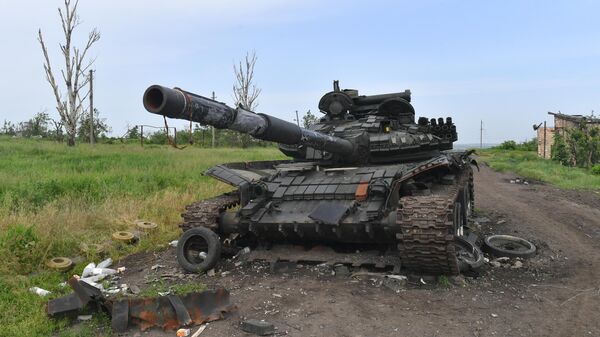 Tanque destruído das Forças Armadas da Ucrânia na direção de Artyomovsk (Bakhmut, em ucraniano), foto publicada em 26 de maio de 2023 - Sputnik Brasil