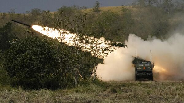 Um M142 High Mobility Artillery Rocket System (HIMARS) dos EUA dispara um míssil durante um exercício militar conjunto entre as Filipinas e os EUA chamado Salaknib em Laur, província de Nueva Ecija, norte das Filipinas, 31 de março de 2023 - Sputnik Brasil