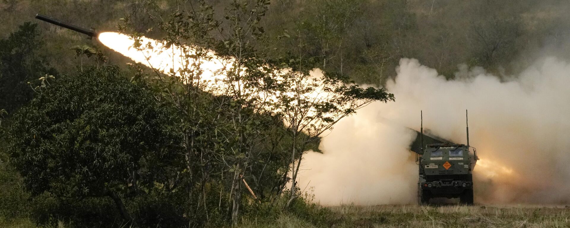Um M142 High Mobility Artillery Rocket System (HIMARS) dos EUA dispara um míssil durante um exercício militar conjunto entre as Filipinas e os EUA chamado Salaknib em Laur, província de Nueva Ecija, norte das Filipinas, 31 de março de 2023 - Sputnik Brasil, 1920, 19.07.2023