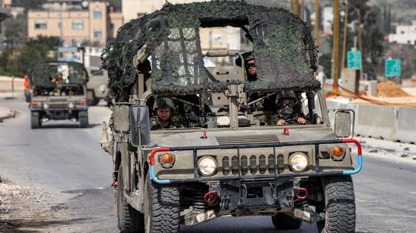 Soldados israelenses usam veículo militar Humvee em Huwara, perto de Nablus, Cisjordânia ocupada, 27 de fevereiro de 2023 - Sputnik Brasil