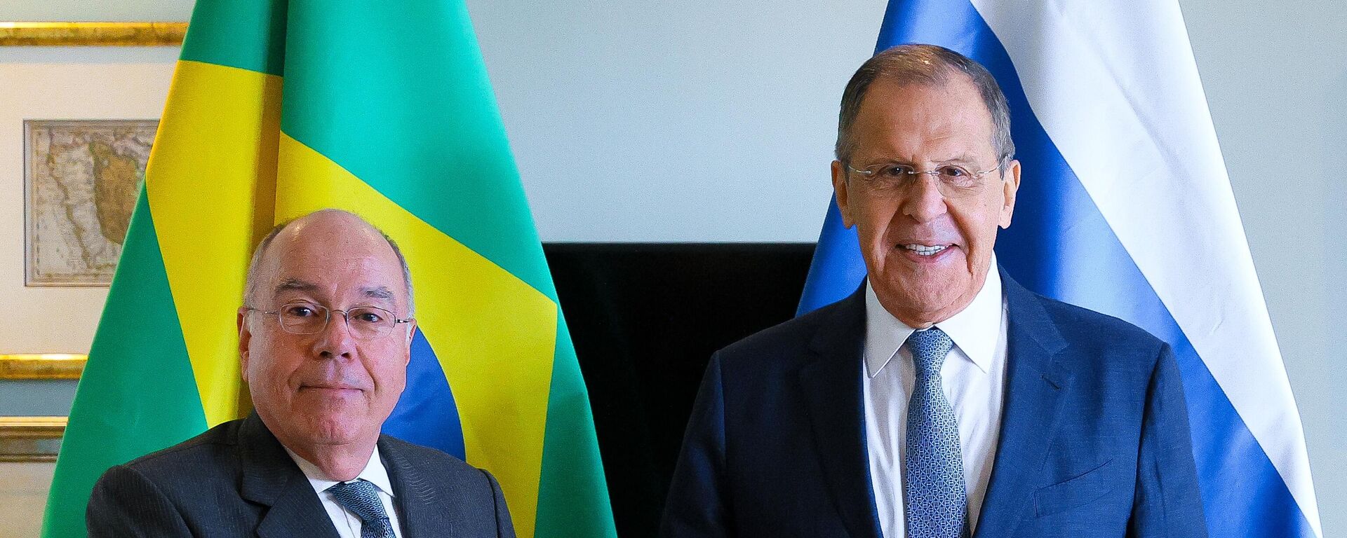 Mauro Vieira (à esquerda) e Sergei Lavrov (à direita), ministros das Relações Exteriores do Brasil e da Rússia, respectivamente, se cumprimentam no âmbito de chanceleres dos Estados-membros do BRICS na Cidade do Cabo, África do Sul, 2 de junho de 2023 - Sputnik Brasil, 1920, 03.10.2023