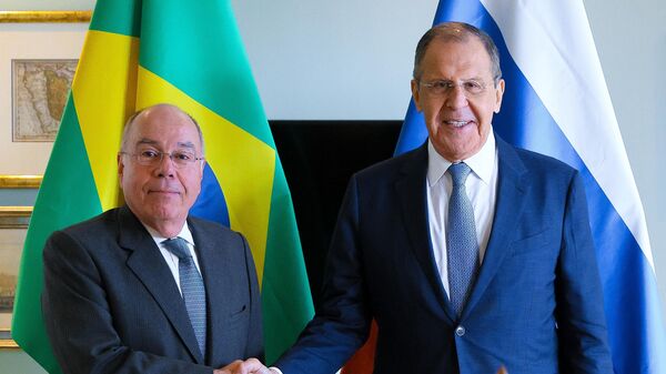 Mauro Vieira (à esquerda) e Sergei Lavrov (à direita), ministros das Relações Exteriores do Brasil e da Rússia, respectivamente, se cumprimentam no âmbito de chanceleres dos Estados-membros do BRICS na Cidade do Cabo, África do Sul, 2 de junho de 2023 - Sputnik Brasil