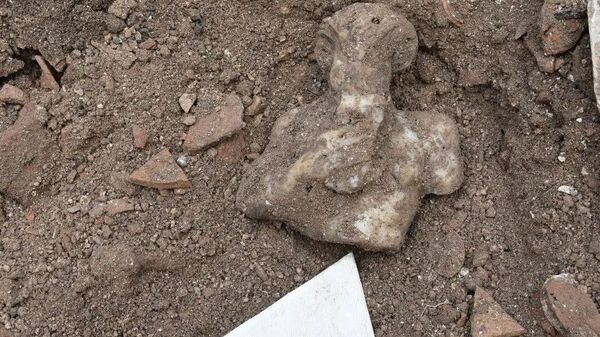 Arqueólogos que escavam no Parque Arqueológico de Sarachane encontraram uma estátua representando Pan na Igreja de St. Polyeuktos - Sputnik Brasil