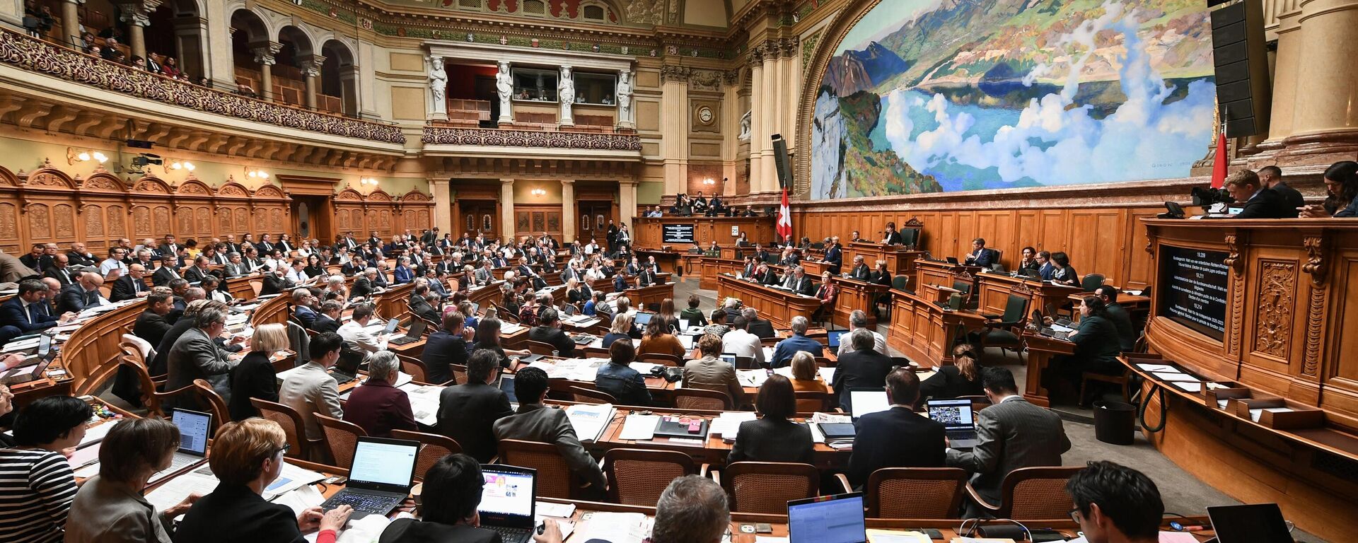 Panorama da Assembleia Suíça, que reúne o Conselho Nacional (Câmara dos Representantes), com 200 assentos, e o Conselho de Estados (Senado), com 46 assentos, Berna, Suíça, 25 de setembro de 2019 - Sputnik Brasil, 1920, 03.06.2023