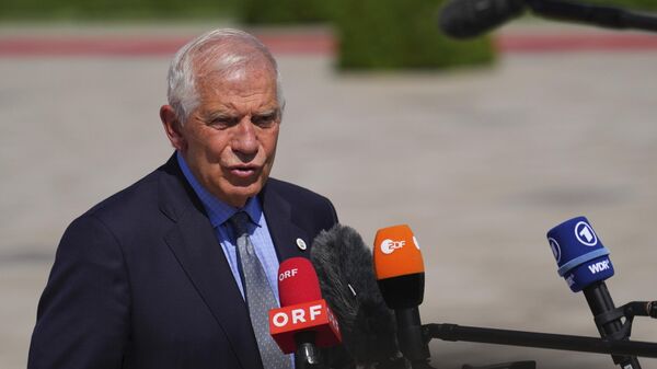 Josep Borrell, chefe de política externa da União Europeia (UE), fala com repórteres ao chegar para a cúpula da Comunidade Política Europeia no Castelo Mimi, em Bulboaca. Moldávia, 1º de junho de 2023 - Sputnik Brasil