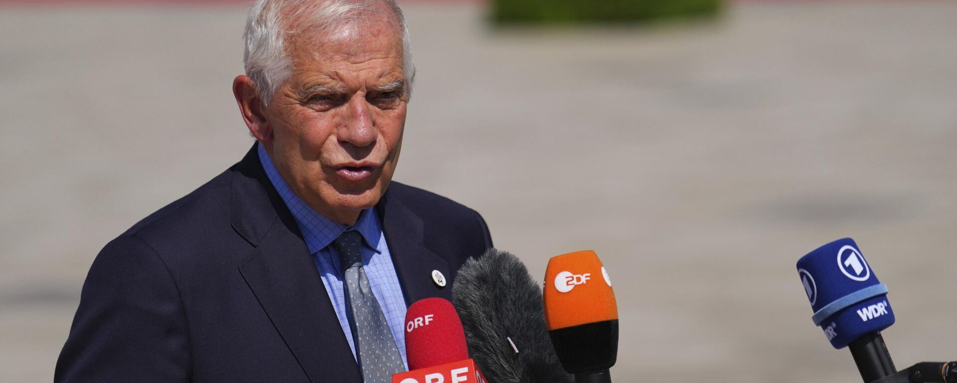 Josep Borrell, chefe de política externa da União Europeia (UE), fala com repórteres ao chegar para a cúpula da Comunidade Política Europeia no Castelo Mimi, em Bulboaca. Moldávia, 1º de junho de 2023 - Sputnik Brasil, 1920, 18.02.2024