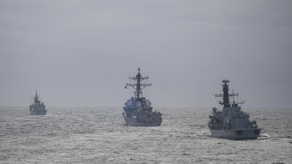 HMCS Montreal (FFH 336), fragata canadense (à esquerda); USS Winston S. Churchill (DDG 81), contratorpedeiro de mísseis guiados da classe Arleigh Burke, (no centro), e HMS Argylle (F231), fragata britânica, em formação para o exercício Joint Warrior 17-2, em 9 de outubro de 2017 - Sputnik Brasil
