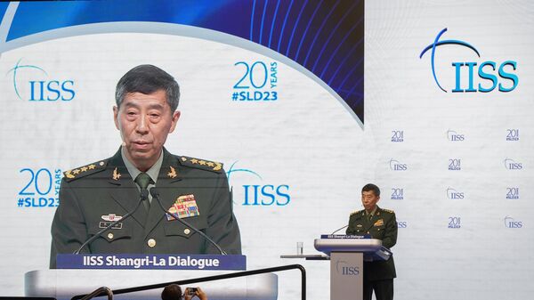 Ministro da Defesa chinês, general Li Shangfu, faz seu discurso no último dia do 20º fórum Diálogo de Shangri-La sobre defesa e segurança da Ásia, Cingapura, 4 de junho de 2023. - Sputnik Brasil