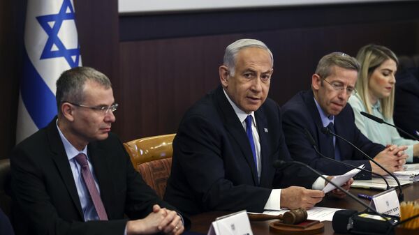 O primeiro-ministro israelense Benjamin Netanyahu, ao centro, participa de uma reunião semanal de gabinete no gabinete do primeiro-ministro em Jerusalém, 4 de junho de 2023 - Sputnik Brasil