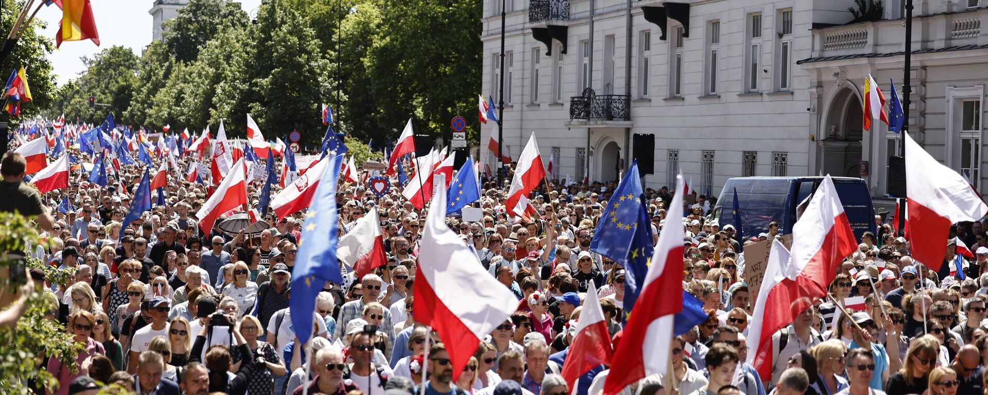 Pessoas participam de uma manifestação antigovernamental organizada pela oposição em Varsóvia, em 4 de junho de 2023 - Sputnik Brasil, 1920, 04.06.2023