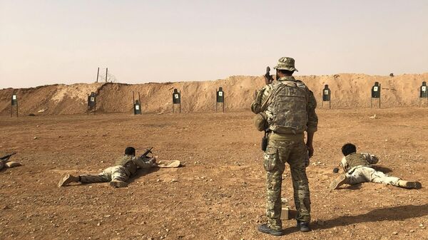 Membros do grupo militante sírio Maghawir al-Thawra recebem treinamento com armas de fogo de soldados das Forças Especiais do Exército dos EUA no posto militar de Al-Tanf. Síria, 22 de outubro de 2018 - Sputnik Brasil