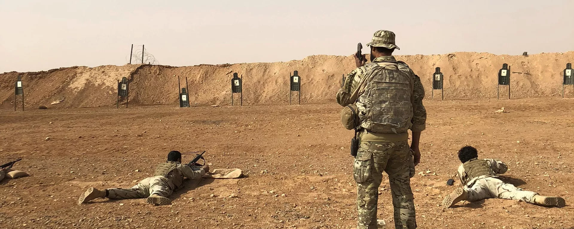 Membros do grupo militante sírio Maghawir al-Thawra recebem treinamento com armas de fogo de soldados das Forças Especiais do Exército dos EUA no posto militar de al-Tanf, Síria, 22 de outubro de 2018 - Sputnik Brasil, 1920, 19.10.2023