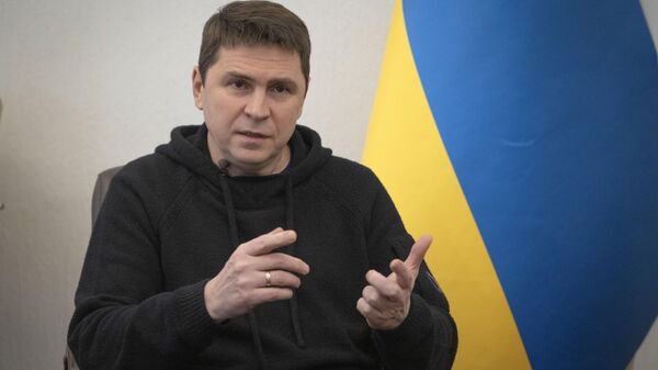 O conselheiro presidencial ucraniano Mykhailo Podolyak fala durante uma entrevista com a Associated Press em Kiev, Ucrânia, 16 de fevereiro de 2023 - Sputnik Brasil