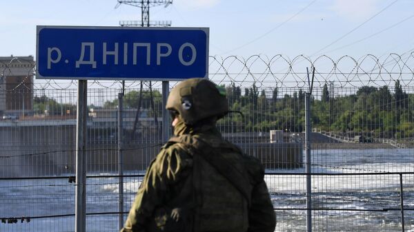 Militar russo junto ao canal da Crimeia, na região de Kherson. O canal tem origem na barragem de Kakhovka - Sputnik Brasil