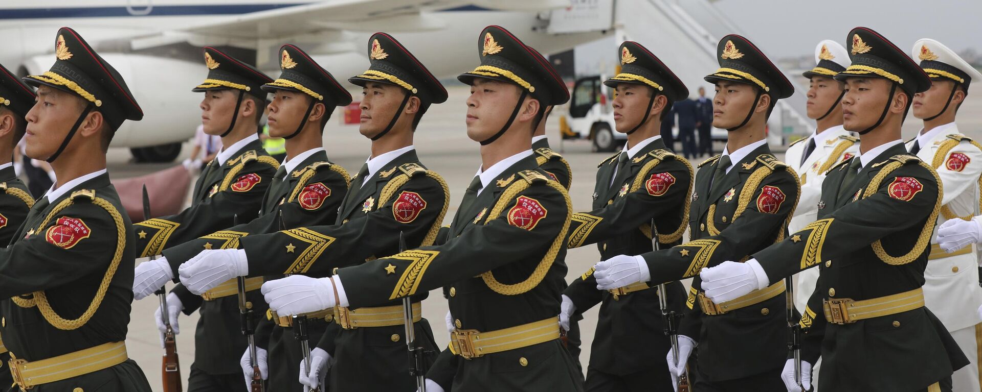Guarda de honra do Exército Popular de Libertação da China passa de avião da presidência do Brasil na China - Sputnik Brasil, 1920, 06.06.2023