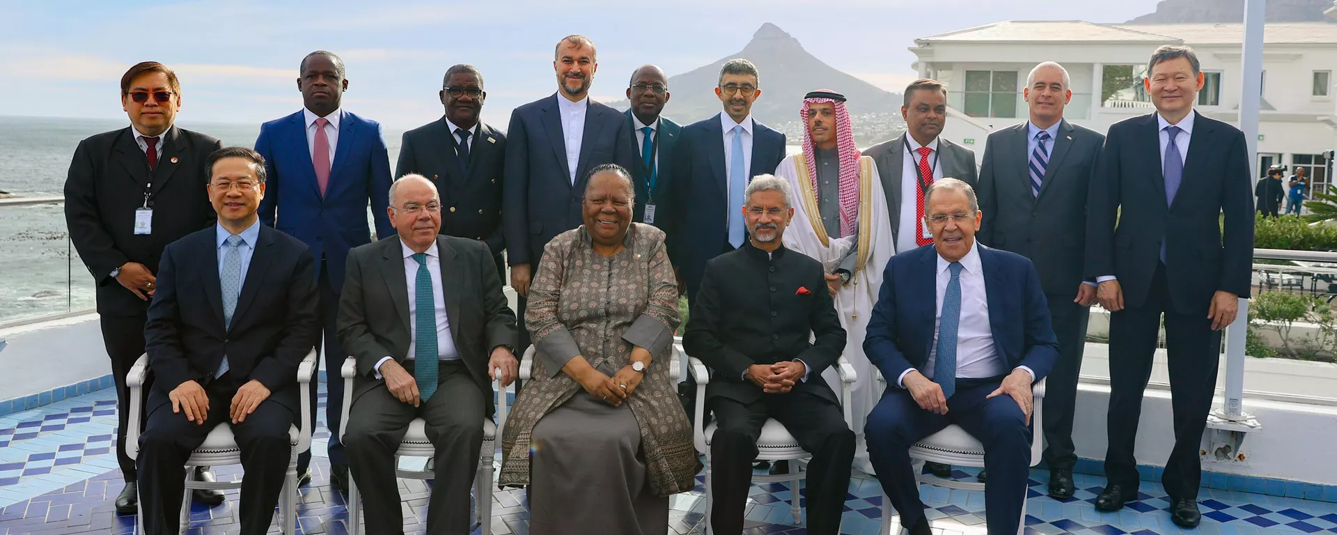 Da esquerda para a frente, o vice-ministro das Relações Exteriores da China, Ma Zhaoxu, o ministro das Relações Exteriores do Brasil, Mauro Vieira, a ministra das Relações Internacionais e Cooperação da África do Sul, Naledi Pandor, o ministro das Relações Exteriores da Índia, Subrahmanyam Jaishankar e O ministro das Relações Exteriores da Rússia, Sergey Lavrov, posa para uma foto de família durante uma conferência dos Amigos dos BRICS, na Cidade do Cabo, África do Sul, 2 de junho de 2023 - Sputnik Brasil, 1920, 02.08.2023