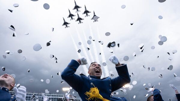 Cadetes comemoram durante a cerimônia de formatura na Academia da Força Aérea dos Estados Unidos, ao norte de Colorado Springs, no condado de El Paso, Colorado, em 1º de junho de 2023 - Sputnik Brasil