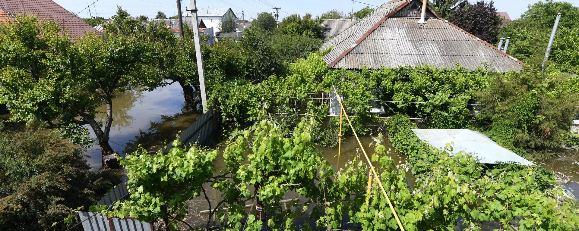 Terreno inundado em Novaya Kakhovka após a destruição da barragem da hidrelétrica de Kakhovka. - Sputnik Brasil, 1920, 07.06.2023