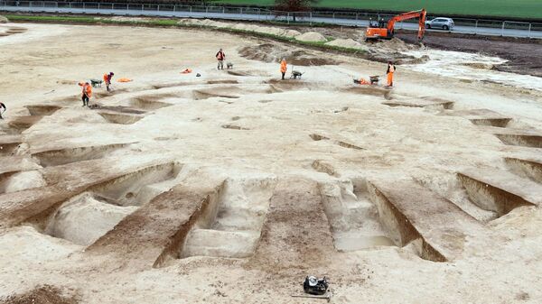 Um grande cemitério, datado da Idade do Bronze, foi descoberto próximo de Stonehenge, no Reino Unido, e mostra a atividade humana durante milhares de anos - Sputnik Brasil