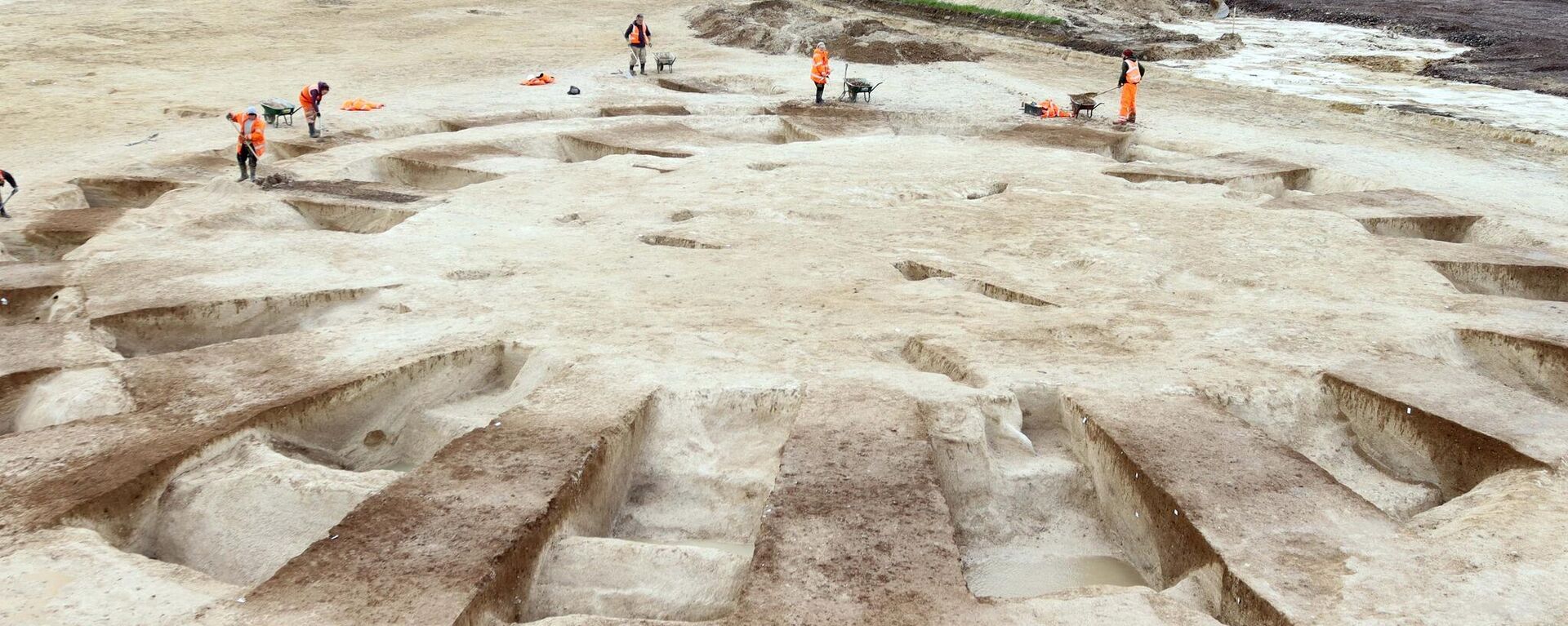 Um grande cemitério, datado da Idade do Bronze, foi descoberto próximo de Stonehenge, no Reino Unido, e mostra a atividade humana durante milhares de anos - Sputnik Brasil, 1920, 20.06.2023