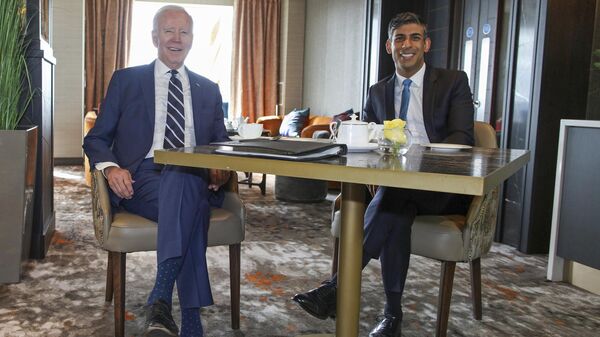 Presidente dos EUA Joe Biden, à esquerda, se reúne com o primeiro-ministro do Reino Unido, Rishi Sunak, Belfast, 12 de abril de 2023. - Sputnik Brasil