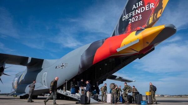 Membros da mídia e liderança sênior da Força Aérea Alemã deixam o Airbus A400M-180 da Força Aérea Alemã na pista da base conjunta Andrews, Maryland, 5 de junho de 2023 - Sputnik Brasil