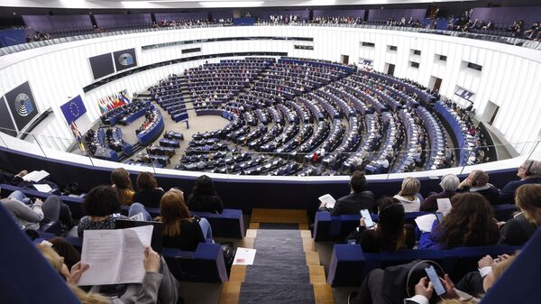 Membros do Parlamento Europeu votam por uma nova lei que vincula as reduções anuais de emissões de gases de efeito estufa pelos Estados-membros, 14 de março de 2023 em Estrasburgo - Sputnik Brasil