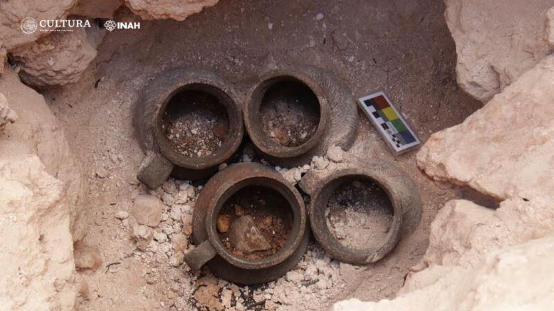 Escavações recentes revelaram uma coleção de artefatos de cerâmica usados como oferendas às divindades maias, segundo arqueólogos do Instituto Nacional de Antropologia e História do México - Sputnik Brasil, 1920, 08.06.2023