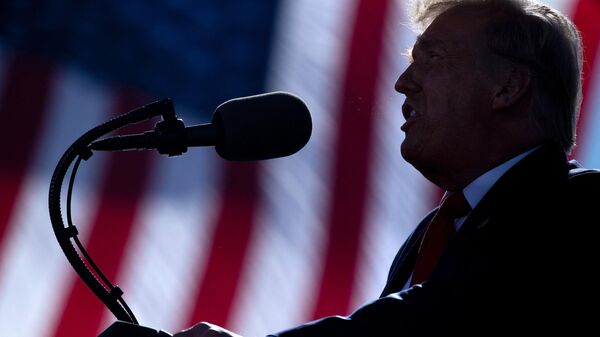 O presidente dos EUA, Donald Trump, fala durante um comício Make America Great Again no Aeroporto Phoenix Goodyear, em Goodyear, Arizona, 28 de outubro de 2020 - Sputnik Brasil