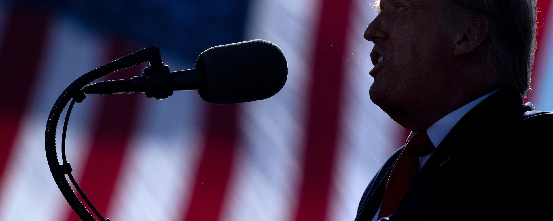 O presidente dos EUA, Donald Trump, fala durante um comício Make America Great Again no Aeroporto Phoenix Goodyear, em Goodyear, Arizona, 28 de outubro de 2020 - Sputnik Brasil, 1920, 09.06.2023