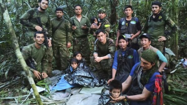Soldados das Forças Armadas da Colômbia com crianças resgatados - Sputnik Brasil