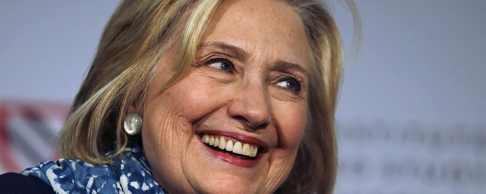 Hillary Clinton sorri ao ser apresentada na Universidade de Harvard em Cambridge, Massachusetts, 25 de maio de 2018 - Sputnik Brasil, 1920, 10.06.2023