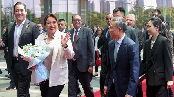 Xiomara Castro, presidente de Honduras (segunda à esquerda), durante visita ao Centro de Pesquisa da Huawei em Xangai, China, 10 de junho de 2023 - Sputnik Brasil