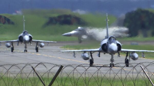 Caças Mirage da Força Aérea de Taiwan na pista de uma base aérea em Hsinchu, Taiwan, 5 de agosto de 2022 - Sputnik Brasil